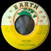 LITTLE ROY TAFARI ALL STARS – Boof and peng Poor man (1975 Earth)