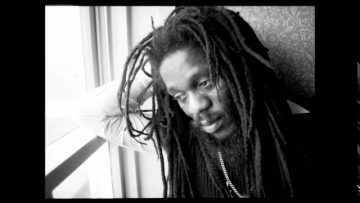 Dennis Brown – Sitting and Watching Dub