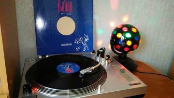 Trivial Voice – Dance to the beat